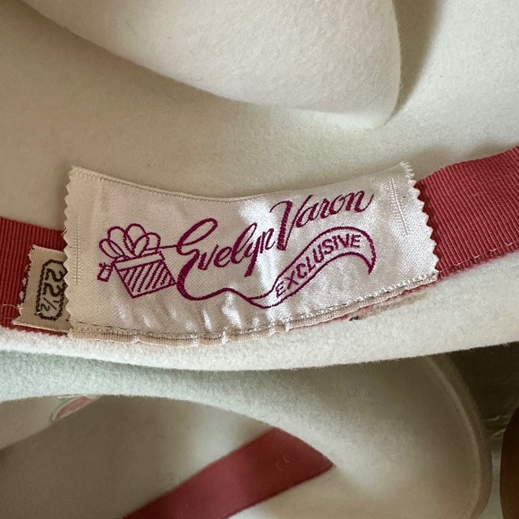 STYLISH DESIGNER 1960s' OFF WHITE FEDORA + GROSGRAIN TRIM + FEAHTERS - Picture 11 of 11